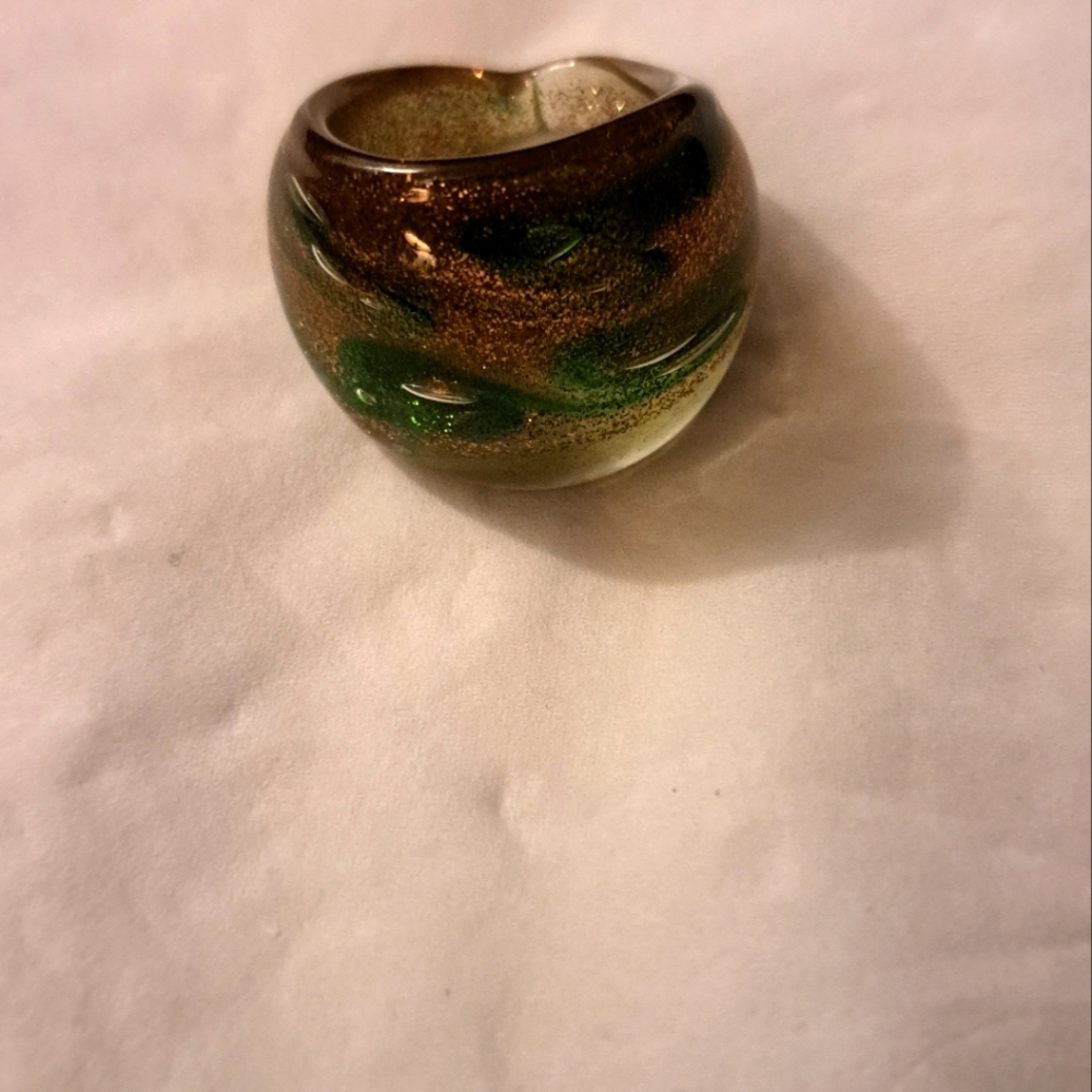 Elegant Green and Brown Glass Ring